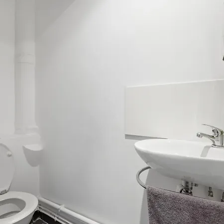 Prestigious 2br Near The Louvre Museum & Tuileries 巴黎